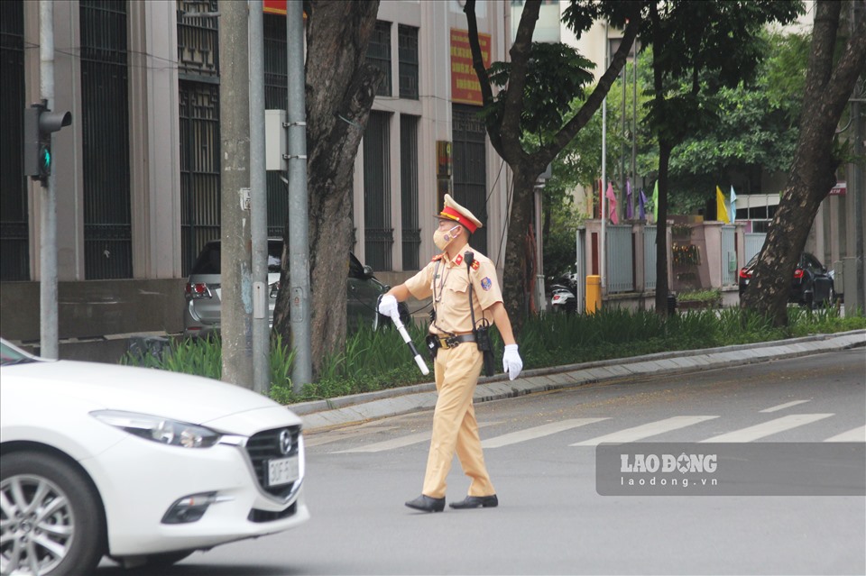 Mặc dù, giao thông Hà Nội thông thoáng trong ngày đầu tuần nhưng lực lượng cảnh sát giao thông vẫn thực hiện nhiệm vụ