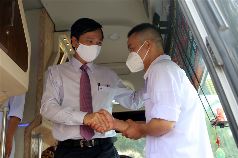 Ông Hoàng Nam - Phó Chủ tịch UBND tỉnh Quảng Trị lên tận xe, đề nghị bộ phận chuyên chở đảm bảo đưa đoàn y bác sĩ đến nơi an toàn.