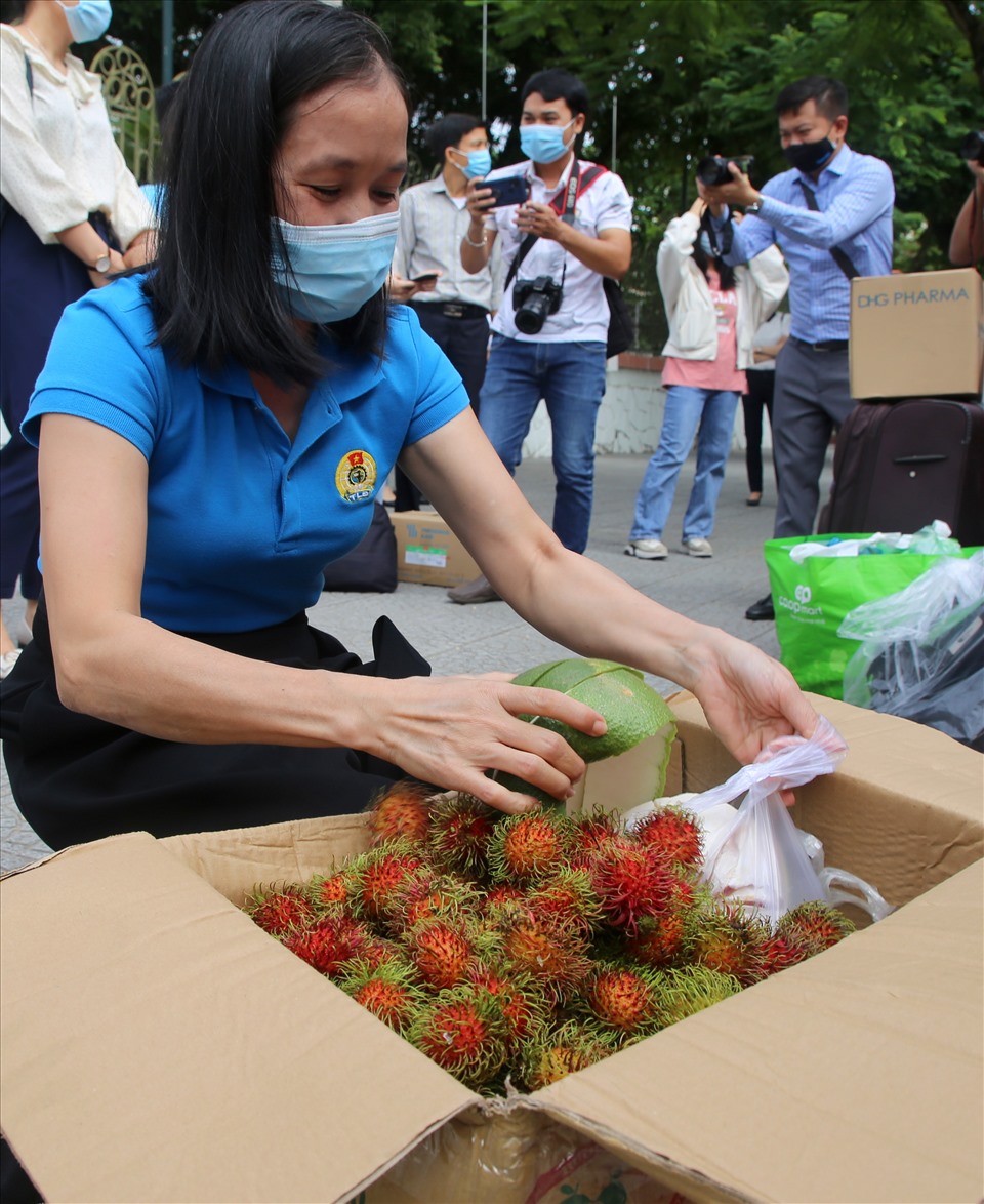 Công đoàn Sở Y tế tỉnh Quảng Trị chuẩn bị trái cây cho đoàn mang theo.