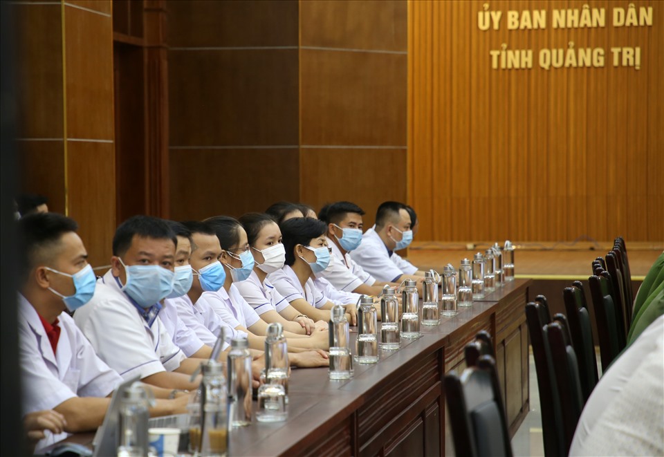 12 bác sĩ, 3 kỹ thuật viên xét nghiệm, 1 dược sĩ, 19 điều dưỡng nữ hộ sinh tại tỉnh Quảng Trị được UBND tỉnh Quảng Trị tổ chức gặp mặt trước lúc lên đường vào Bình Dương.