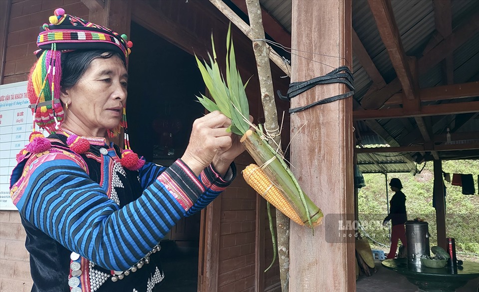 Dưới gốc cành cây, chủ nhà cũng buộc thêm các loại lương thực mà gia đình trồng được để “dâng lên các vị quan tuần khi đi qua“.