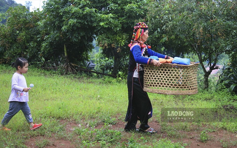 Nghi lễ cúng “gọi hồn” phải được thực hiện ngoài sân, vườn hoặc cổng.