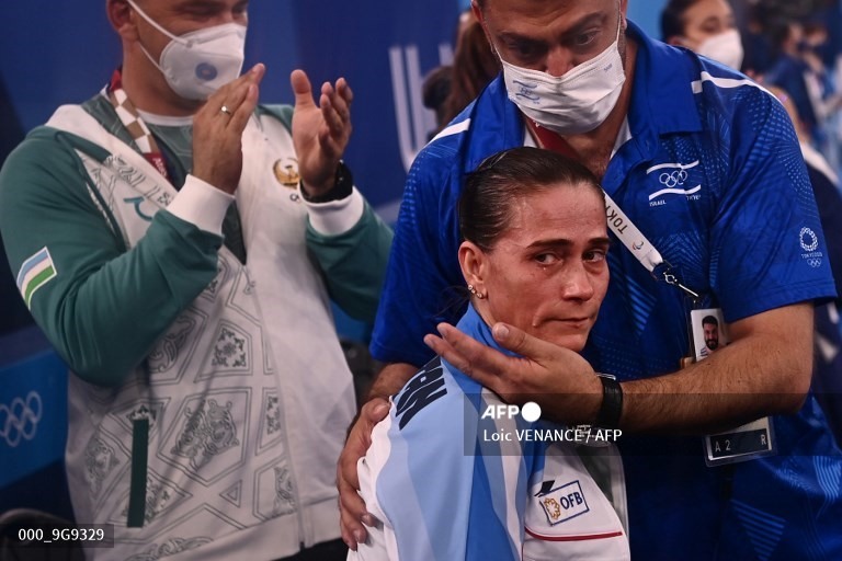 Sau diễn tại Olympic Tokyo 2020, nữ vận động viên Oksana Chusovitina bật khóc. Ảnh: AFP