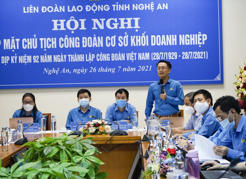 Ông Nguyễn Chí Công - Phó Chủ tịch LĐLĐ tỉnh Nghệ An phát biểu tại Hội nghị. Ảnh: Thanh Tùng