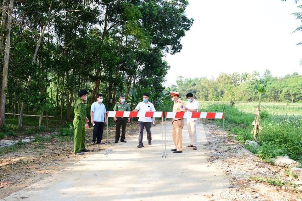 Lực lượng chức năng tỉnh Tuyên Quang lập các rào chắn lại tại các đường nhỏ, giáp ranh để ngăn chặn những trường hợp không khai báo y tế vào địa phương.