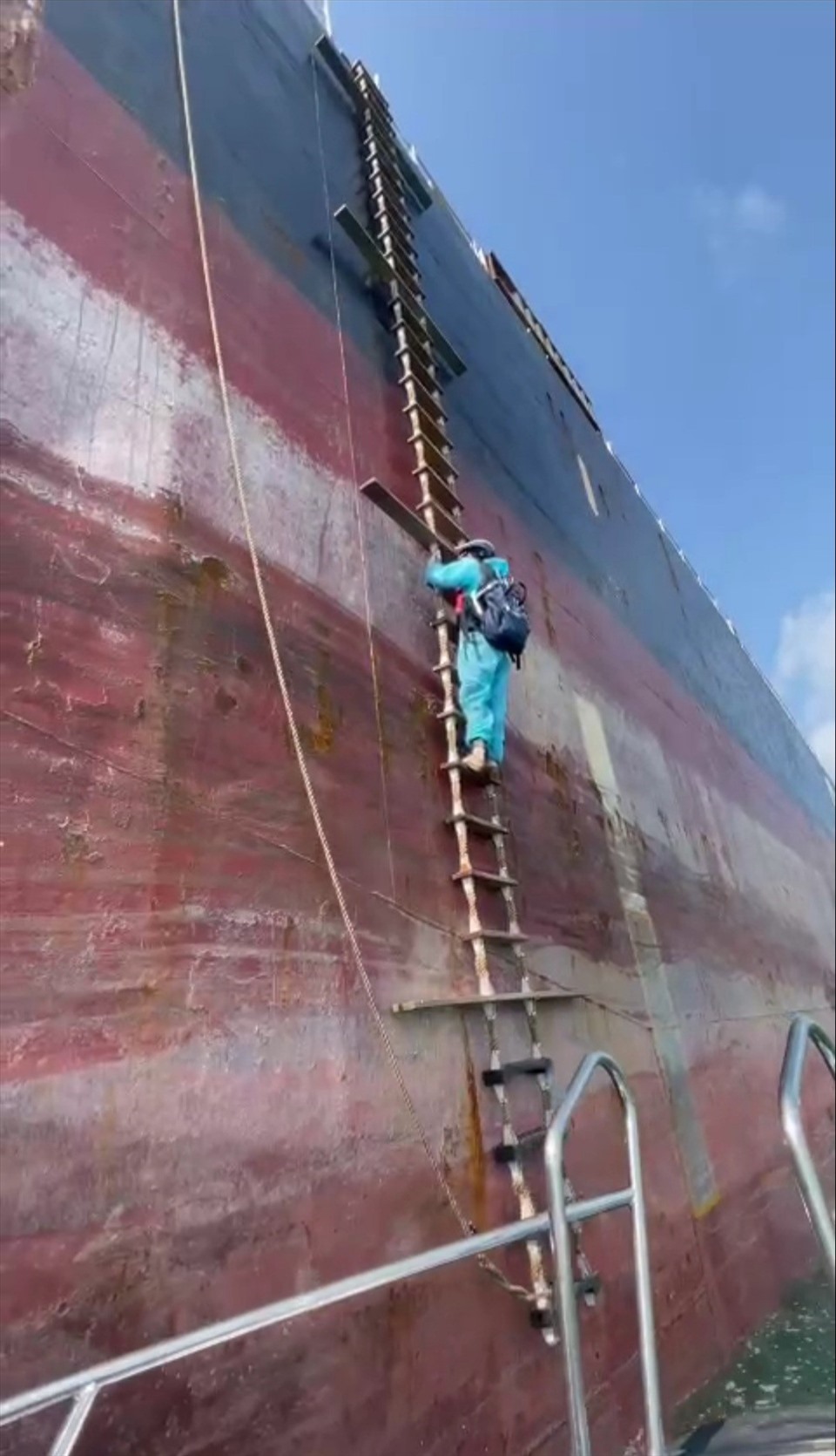 Nữ kiểm dịch viên Nguyễn Thị Phương Thảo trong một lần leo thang dây lên tàu hàng nước ngoài để lấy mẫu xét nghiệm COVID-19 cho các thuyền viên, thủy thủ. Ảnh cắt từ video clip