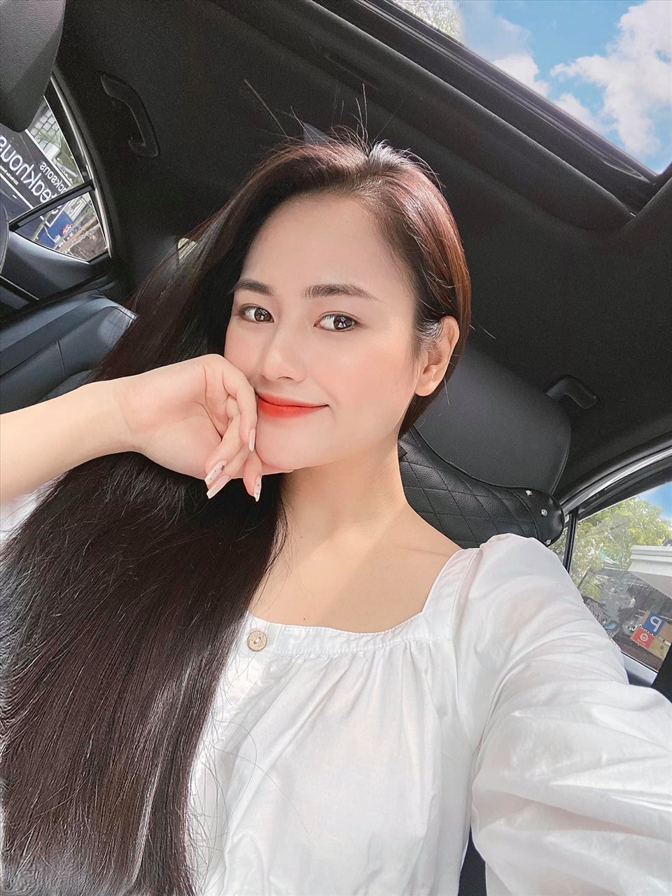Việt Hoa sở hữu nhan sắc xinh đẹp cùng mái tóc dài đen nhánh đặc trưng. Ảnh: FBNV.