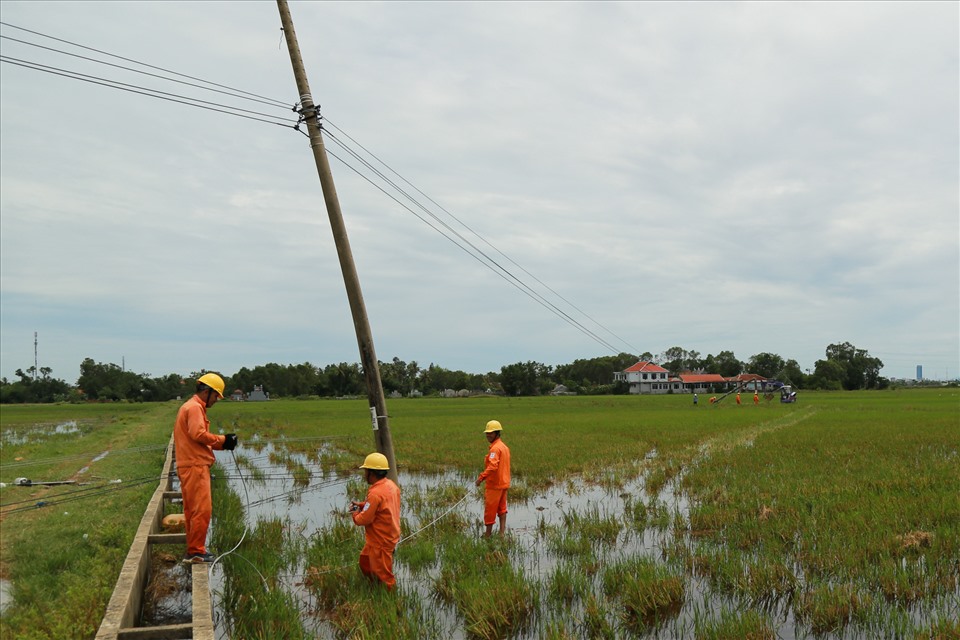 Điện lực miền Trung khắc phục cơn bão số 5 (2020) tại tỉnh Thừa Thiên Huế. Ảnh: Ngọc Thạch