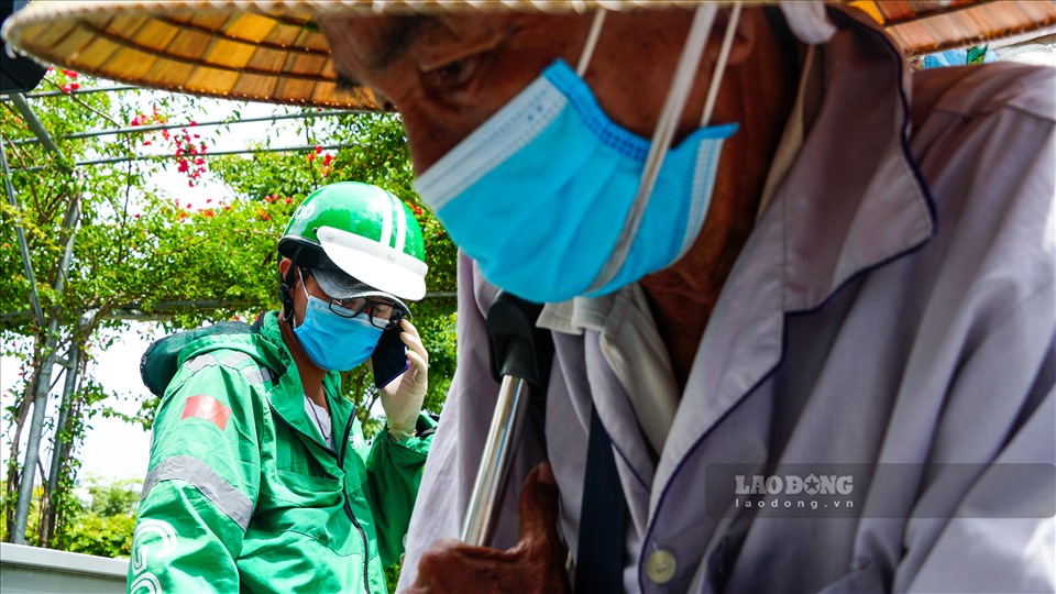 Có những hoàn cảnh đặc biệt thì tôi ngày nào tôi cũng đến tận nơi gửi cơm. Ví dụ như ông Trịnh Văn Hồng là người bán vé số, đi lại rất khó khăn và không có chỗ ở.