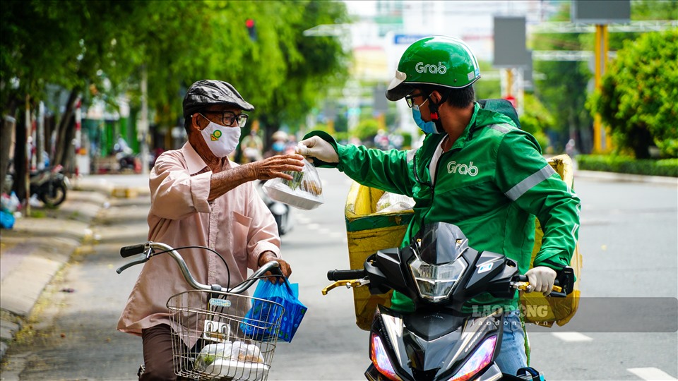 Ngoài làm nghề tài xế công nghệ vận chuyển nhu yếu phẩm vào các khu phong tỏa, trong đợt dịch này tôi còn trích 50% số tiền tôi làm được mỗi ngày để mua cơm, nước cho người có hoàn cảnh khó khăn, cơ nhỡ.