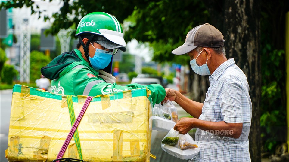 Tôi làm việc và phát cơm cho người nghèo song song thời gian với nhau.