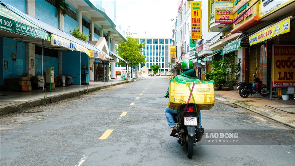 Tôi đi theo những tuyến đường mình giao hàng rồi phát cơm luôn cho những hoàn cảnh khó khăn, cơ nhỡ,… Và tôi không đi cố định một tuyến nào.