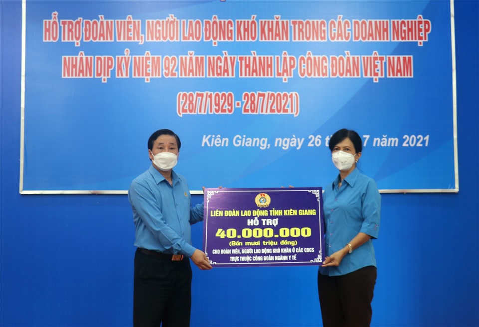 Ông Trần Thanh Việt trao hỗ trợ người lao động cho đại diện Công đoàn ngành Y tế tỉnh Kiên Giang. Ảnh: LT