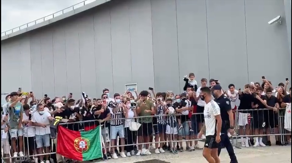 Ronaldo được đông đảo cổ động viên chào đón. Ảnh cắt từ clip