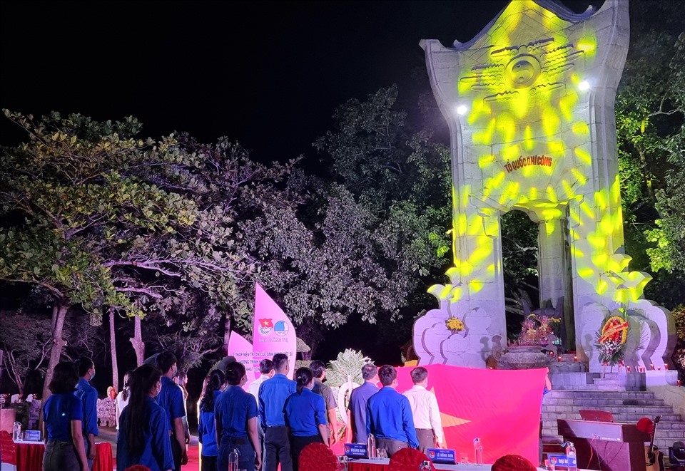 Ngoài lễ thắp nến tri ân, tại Nghĩa trang liệt sĩ Quốc gia Trường Sơn diễn ra chương trình hoà tấu nghệ thuật “Khát vọng hòa bình” được phát trực tiếp trên các trang mạng xã hội.