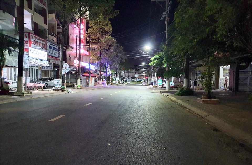 Con đường Bà Triệu, Phường 3 vốn hai bên vỉa hè được mua bán rất đông, đêm 26.7 cùng không còn ai ra đường.