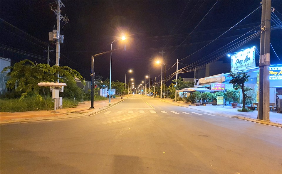 Đường Ninh Bình, Phường 2, Thành phố Bạc Liêu một trong những con đường đông người qua lại nhất tỉnh Bạc Liêu về đêm, nhưng đêm nay vào lúc 21 giờ không ai qua lại