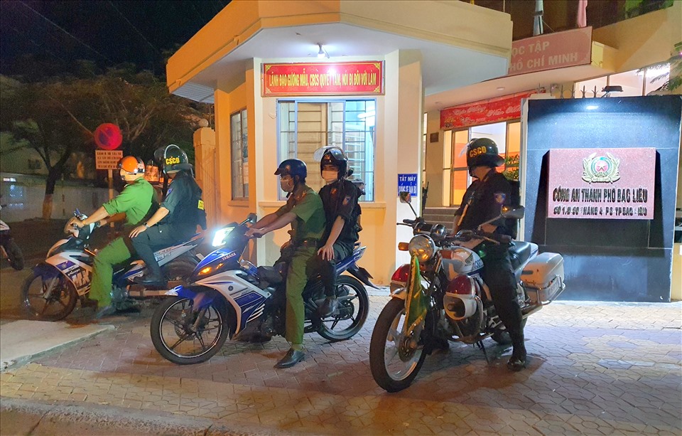 Lực lượng tuần tra Thành phố Bạc Liêu xuống đường kiểm tra trong đêm đầu tiên thực hiện hạn chế người ra đường.