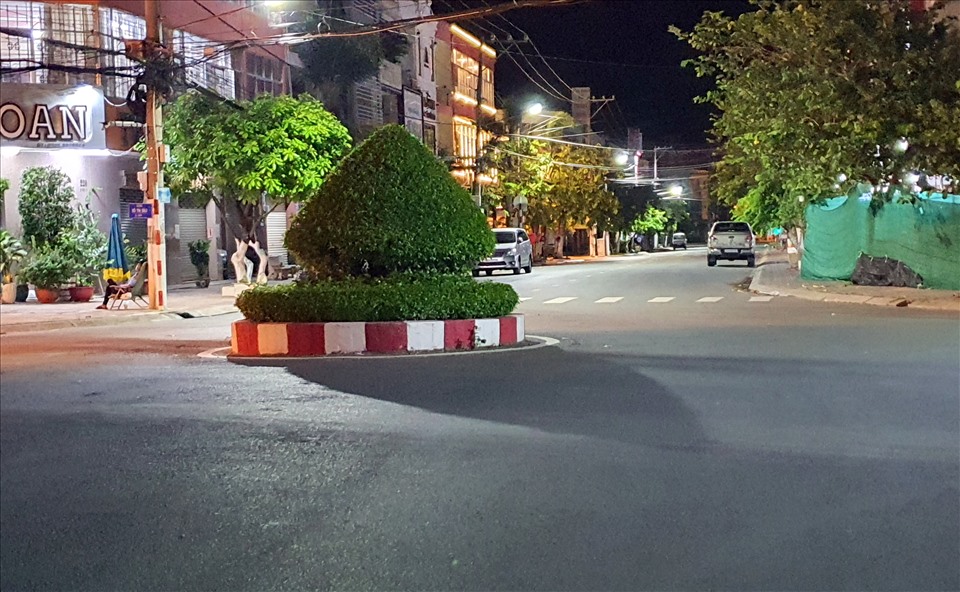 Vòng xuyến Võ Thị Sáu - Bà Triệu, Phường 3, Thành phố Bạc Liêu không còn ai qua lại lúc 21 giờ 30.