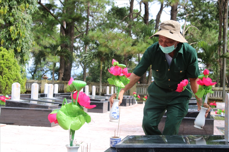 Gần 10 năm qua, ngày nào ông Toàn đều quyét dọn, lau chùi sạch sẽ những phần mộ của đồng đội. Ảnh: Bảo Lâm