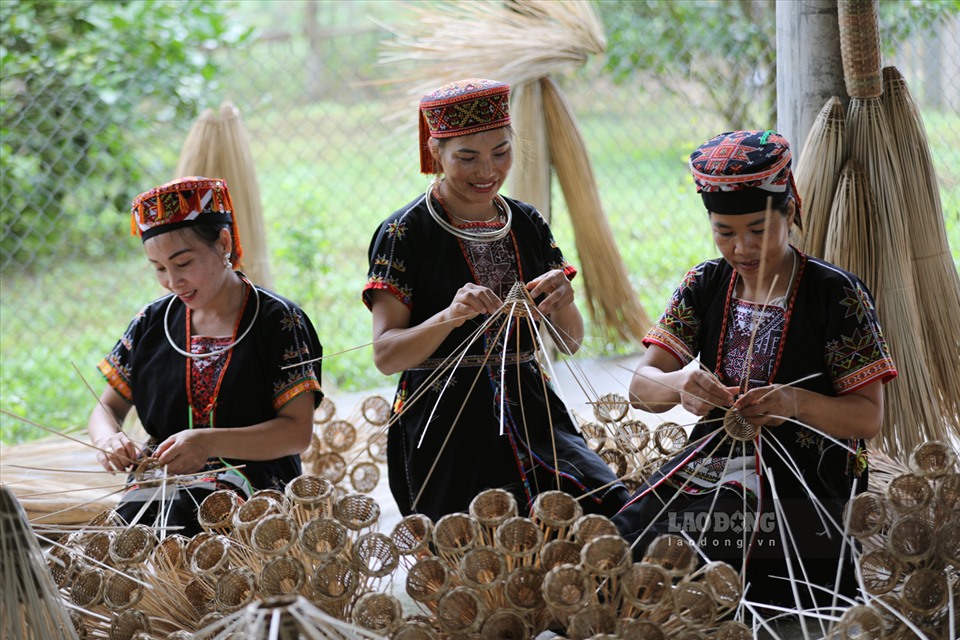 Khu vực làng ven hồ vẫn giữ được nét hoang sơ cùng bản sắc văn hóa của các dân tộc Tày, Nùng, Mông, Dao, Phù Lá, Cao Lan... Nhiều lễ hội đặc sắc thường diễn ra như: Lễ hội mừng cơm mới của người Tày tổ chức vào ngày 9-10 âm lịch khi tiết trời sang thu, mùa thu hoạch lúa nếp đến, mùi thơm lan tỏa khắp bản làng.