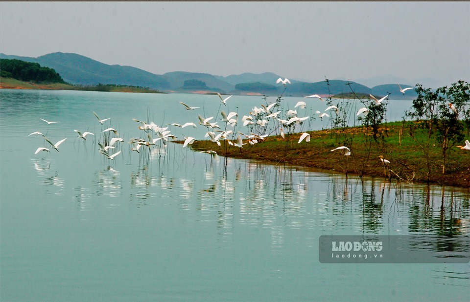 Trước khi đắp đập làm hồ, ở đây từng tồn tại hai thác nước liên hoàn với dòng nước đổ mạnh và chảy xiết, được người dân địa phương gọi là “Thác Ông” - “Thác Bà“.