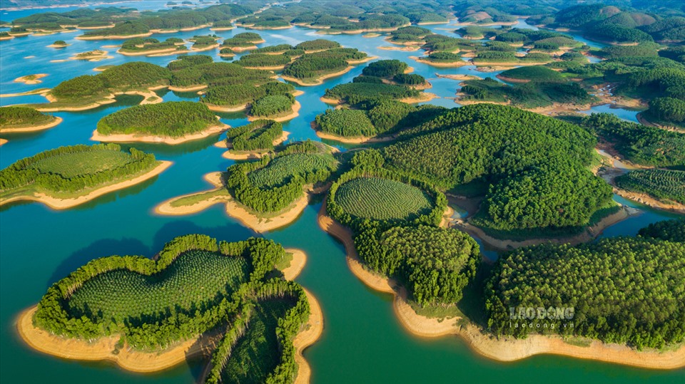 Hồ Thác Bà thuộc hai huyện Lục Yên và Yên Bình (Yên Bái), là một trong bốn hồ nước nhân tạo rộng nhất Việt Nam.