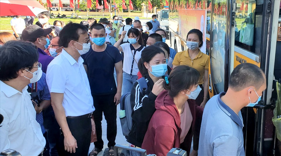 Lãnh đạo Bệnh viện Hữu nghị Việt Nam - Cu Ba Đồng Hới ra xe tiễn đoàn. Ảnh: Lê Phi Long