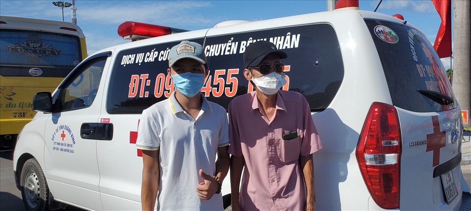 2 cha con anh Đặng Minh Trí tự nguyện lái xe riêng tham gia cùng đoàn để vận chuyển miễn phí bệnh nhân COVID-19 tại TP.HCM. Ảnh: Lê Phi Long