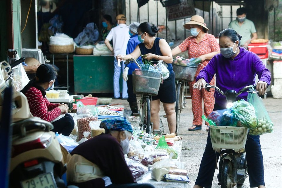 Việc phát thẻ đi chợ nhằm hạn chế lượng người tụ tập tại các chợ dân sinh. Ảnh: TG
