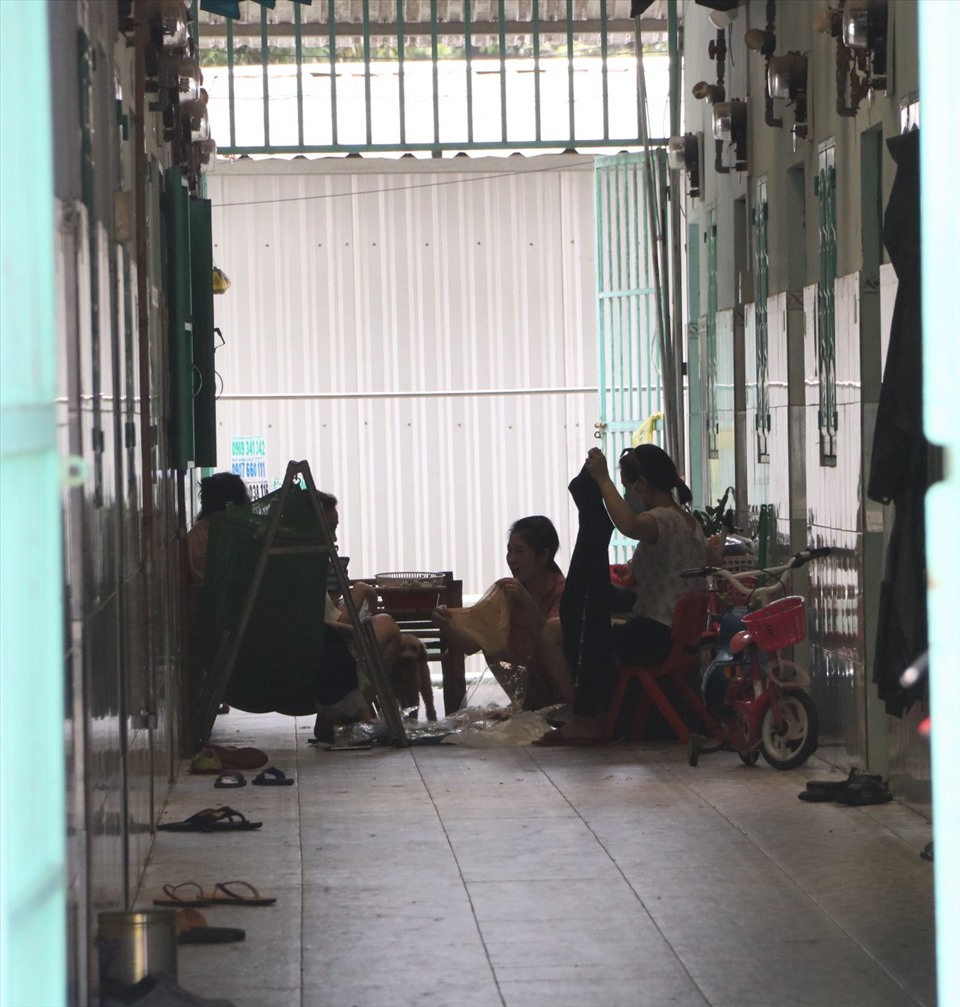 Bên trong nhà trọ tại thị xã Bến Cát sát khu công nghiệp giờ chủ yếu là phụ nữ và trẻ em. Hầu hết nam giới đều vào công ty sản xuất.