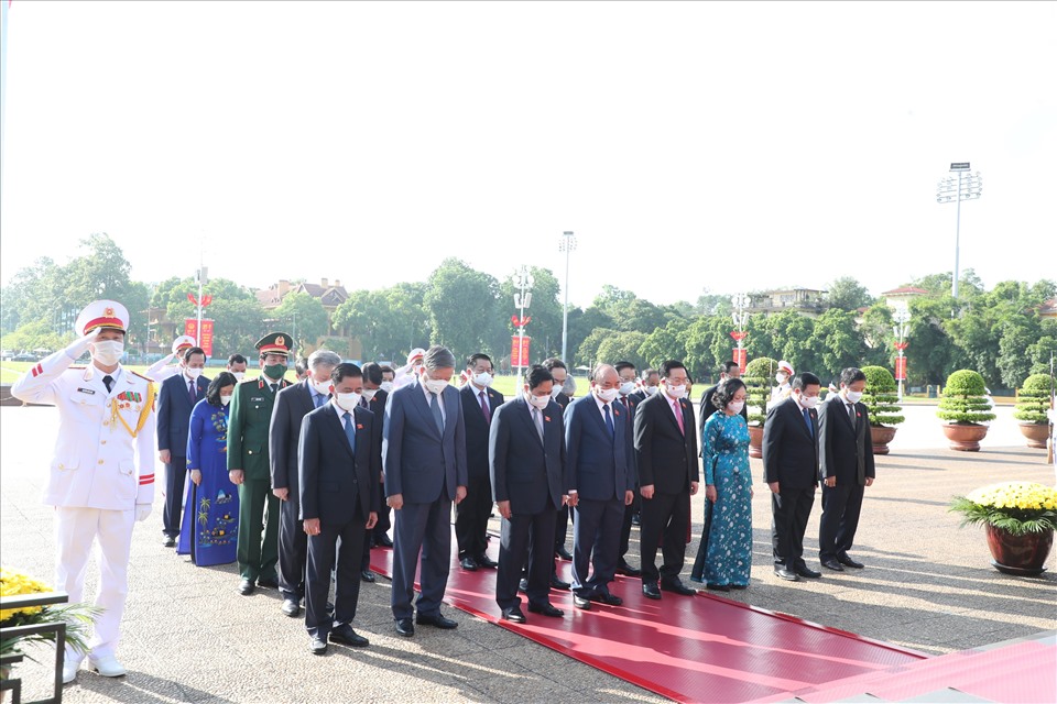 Lãnh đạo Đảng, Nhà nước, Quốc hội, Chính phủ, Ủy ban Trung ương MTTQ Việt Nam viếng Chủ tịch Hồ Chí Minh.
