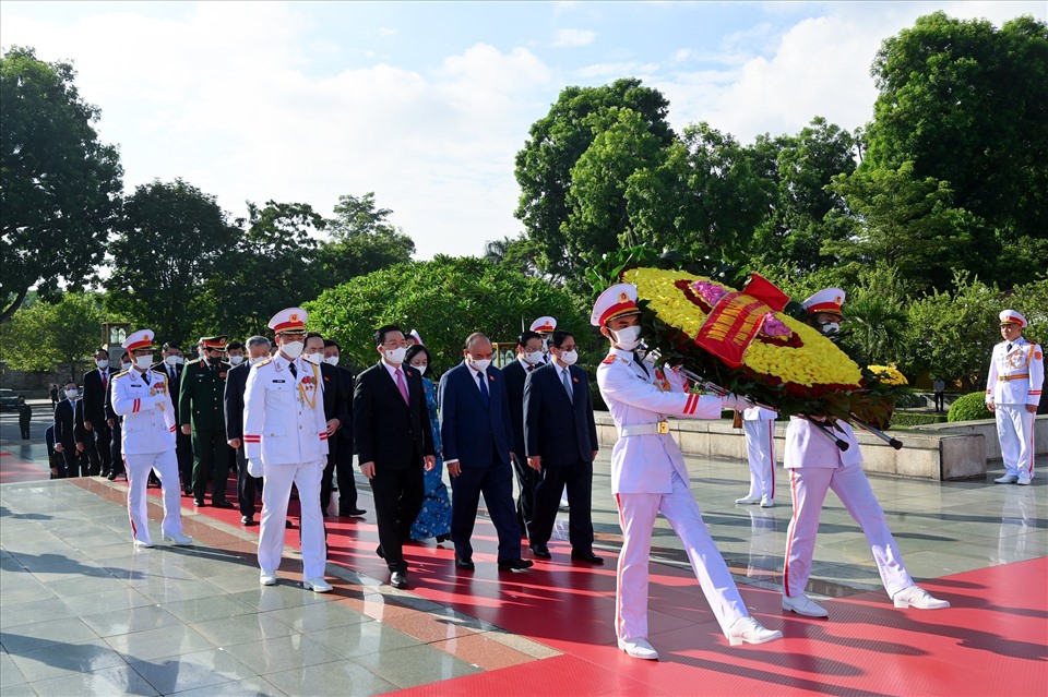 Lãnh đạo Đảng, Nhà nước, Quốc hội tưởng niệm các Anh hùng liệt sĩ.