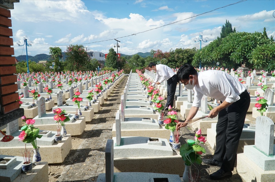 Các đại biểu dâng hương tại khu mộ các liệt sỹ tại nghĩa trang Quốc tế Việt – Lào. Ảnh: Hồ Hà