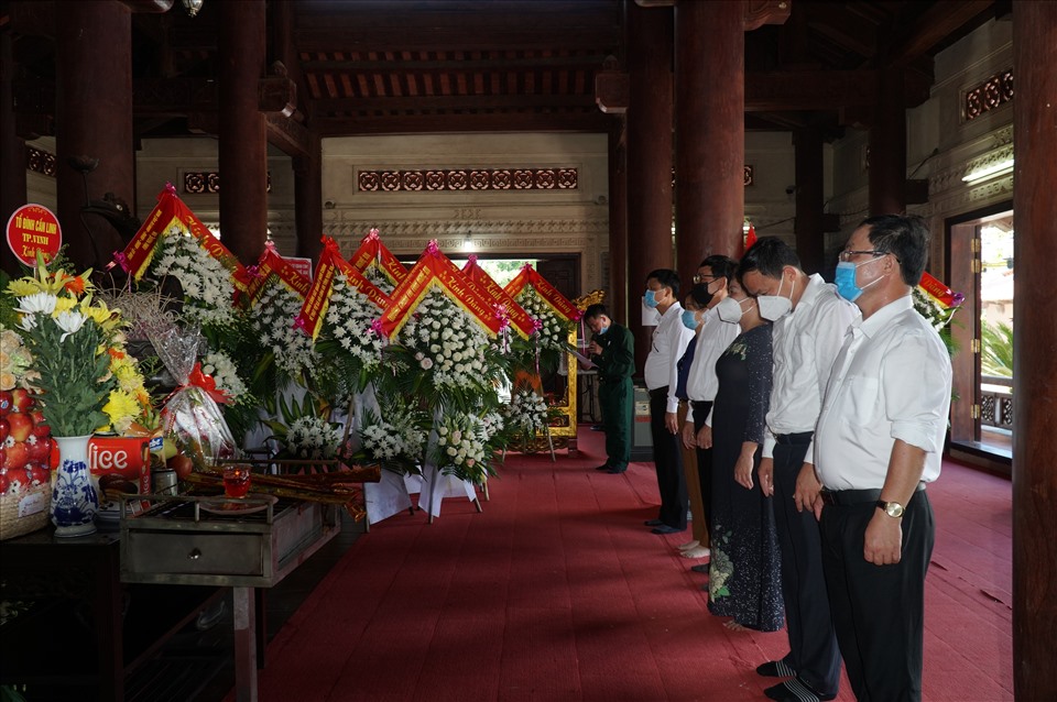 Đoàn đại biểu Ban Tuyên giáo Tỉnh ủy Nghệ An dâng hương, dâng hoa tại Khu Di tích lịch sử Truông Bồn. Ảnh: Hồ Hà