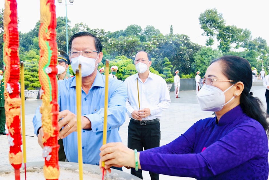 Phó Bí thư thường trực Thành ủy TPHCM Phan Văn Mãi (trái) và Chủ tịch HĐND TPHCM Nguyễn Thị Lệ dâng hương tưởng niệm các anh hùng liệt sĩ.  Ảnh: Long Hồ