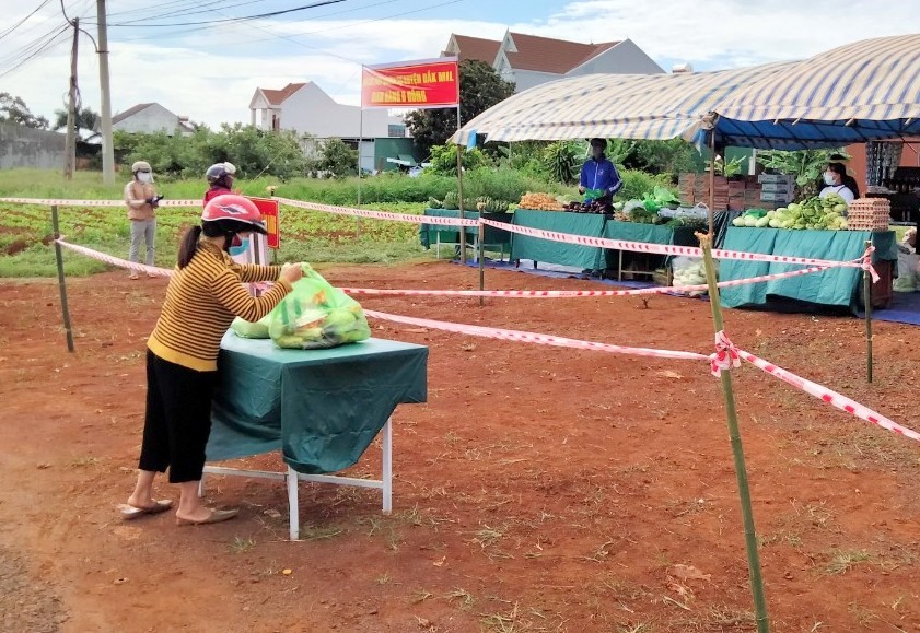 Người dân trong khu phong tỏa ở huyện Đắk Mil được người dân hỗ trợ thực phẩm miễn phí. Ảnh: Bảo Lâm