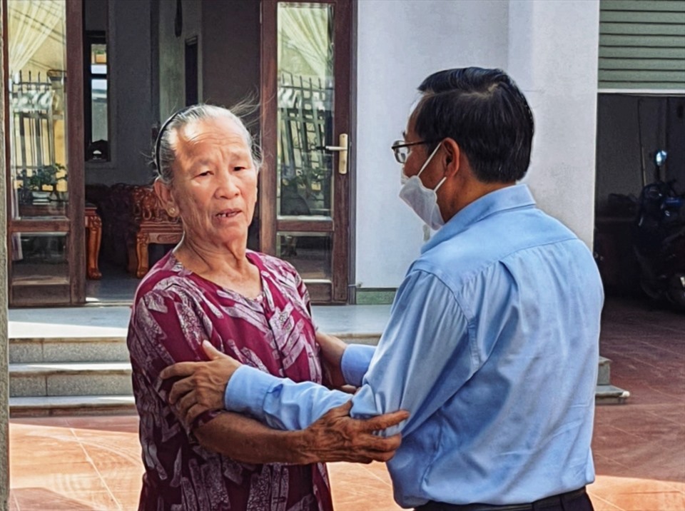 Thương binh hạng 1/4 Nguyễn Thị Hồng Vân xúc động nói lời cảm ơn lãnh đạo Công ty đã đến thăm và tặng quà nhân dịp kỷ niệm ngày Thương binh Liệt sĩ.