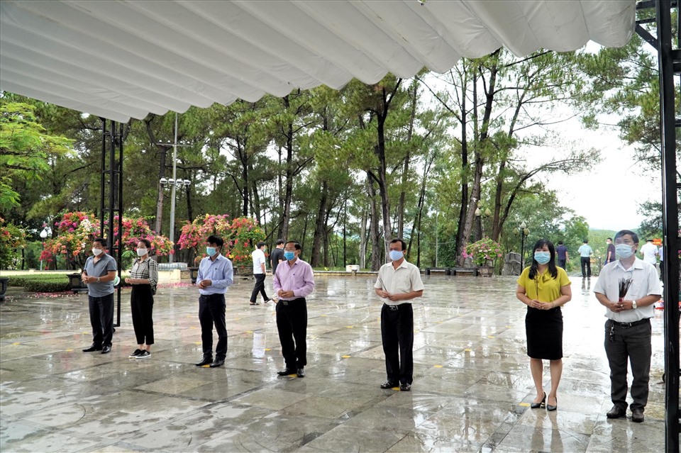 Đoàn công tác Công ty Điện lực Quảng Trị đã tổ chức dâng hương, dâng hoa tại Nghĩa trang liệt sĩ Quốc gia Trường Sơn và Nghĩa trang liệt sĩ Quốc gia Đường 9 và Khu di tích Quốc gia đặc biệt Thành Cổ Quảng Trị.