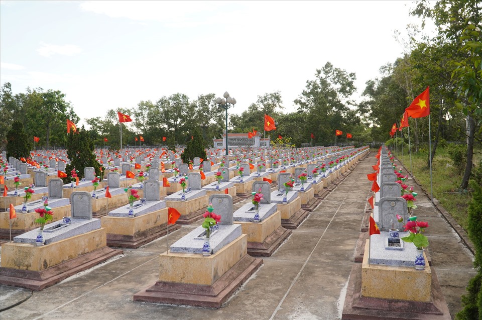 Trên địa bàn tỉnh Quảng Trị có 72 nghĩa trang liệt sĩ, trong đó có 63 nghĩa trang do cấp xã quản lý, với gần 20 ngàn phần mộ liệt sỹ, là con em khắp cả nước đã anh dũng hy sinh để bảo vệ Tổ quốc.