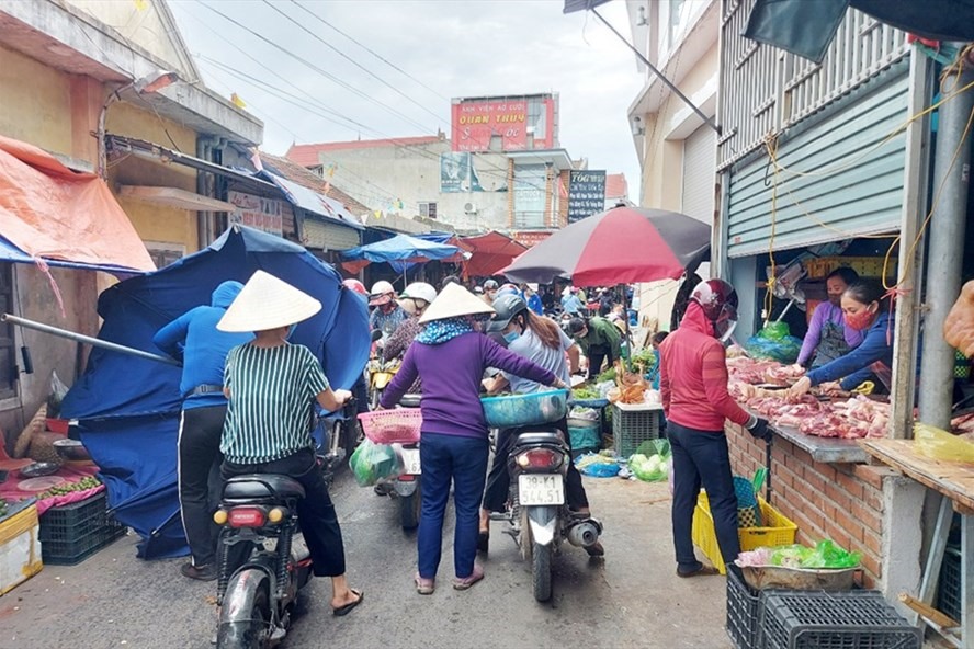 Cảnh họp chợ tự phát lấn chiếm lòng đường ở phường Hưng Trí mà trước đó Báo Lao Động phản ánh. Ảnh: Trần Tuấn.