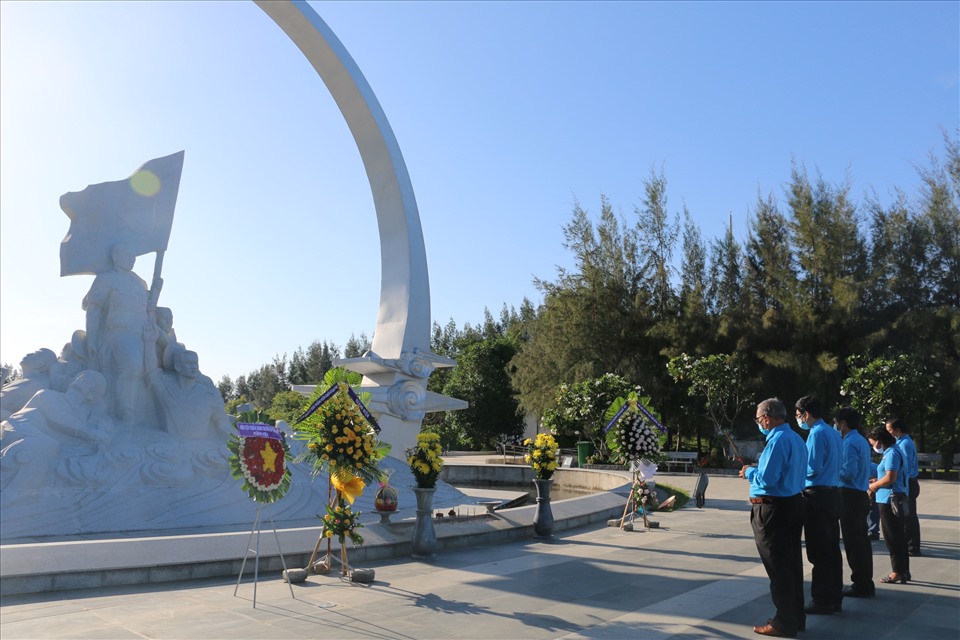 Ban quản lý khu tưởng niệm Gạc Ma và LĐLĐ tỉnh Khánh Hoà tổ chức dâng hương tưởng nhớ các anh hùng liệt sĩ. Ảnh: Phương Linh