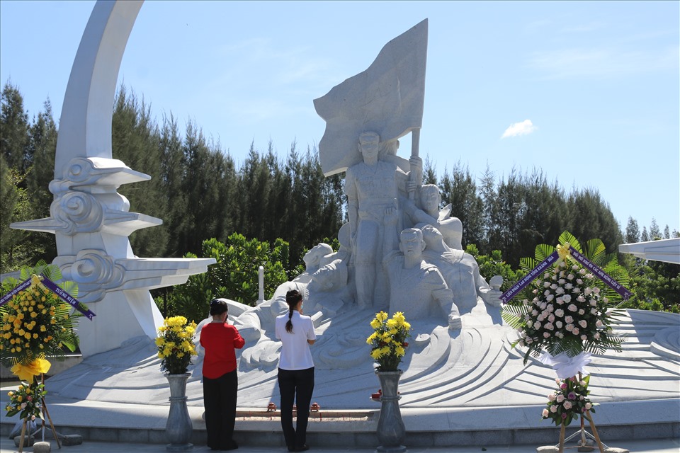 Chị Trần Thị Thủy cùng mẹ đến dân hương tại khu tưởng niệm chiến sĩ Gạc Ma. Ảnh: Phương Linh