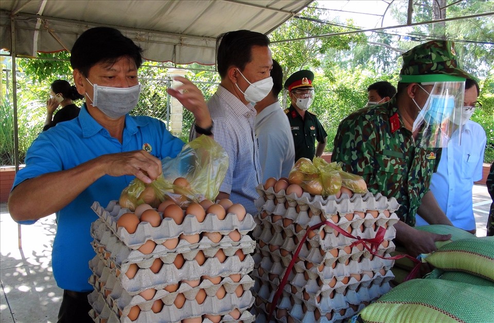 Phó chủ tịch LĐLĐ tỉnh Bạc Liêu Huỳnh Nguyễn Trúc Linh (áo xanh) cùng với các hội đoàn, thể tỉnh Bạc Liêu chuẩn bị hàng hóa tại “Gian hàng 0 đồng“.