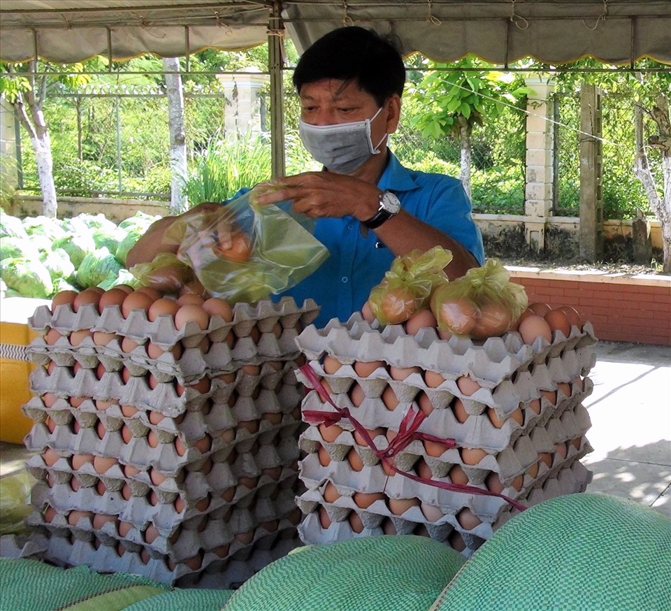 Phó chủ tịch LĐLĐ tỉnh Bạc Liêu Huỳnh Nguyễn Trúc Linh tại “gian hàng 0 đồng“.