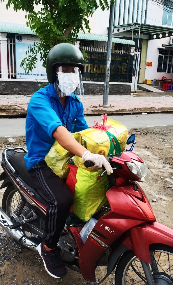Đội quân shipper áo xanh không ngại nắng mưa hỗ trợ người dân trong mùa  dịch  Báo Pháp luật Việt Nam điện tử