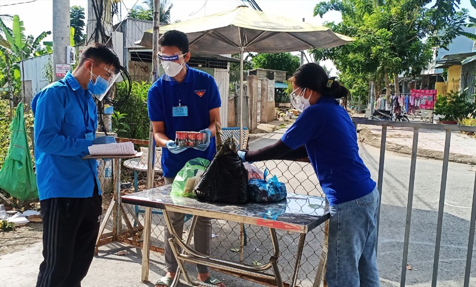 Ðội “shipper tình nguyện” có 10 thành viên do chị Trương Thị Lệ Thảo, Bí thư Ðoàn phường làm Ðội trưởng. Ðội chia ra 2 ca trực, mỗi ca có 2 tình nguyện viên phục vụ đi chợ miễn phí cho bà con trong 2 khu vực bị phong tỏa trên địa bàn, gồm: khu dân cư vượt lũ (dãy A,B,C) thuộc khu vực 2 và hẻm 3 khu vực 1 với 218 hộ, 1.000 nhân khẩu.