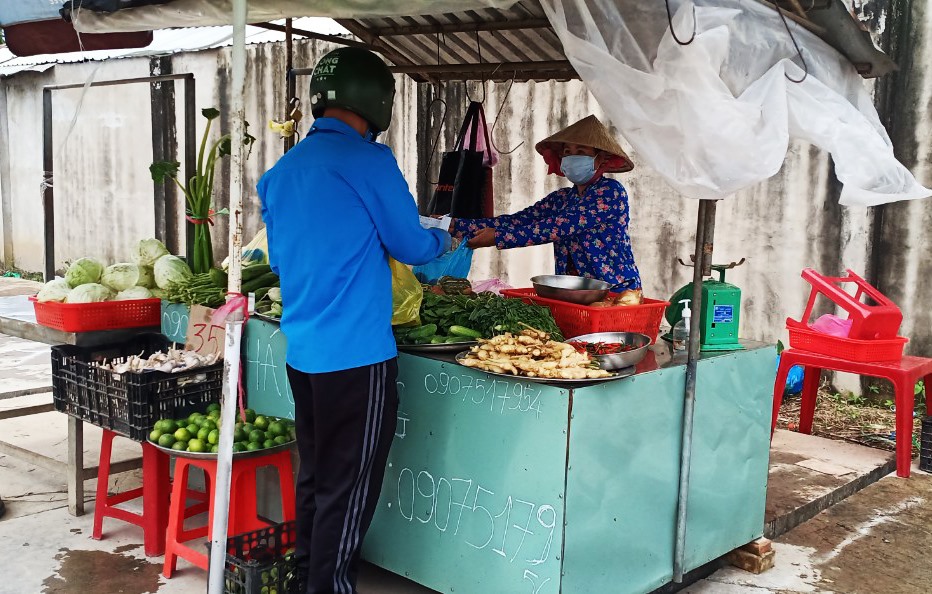 Theo đó, bà con trong khu vực bị phong tỏa có nhu cầu mua các mặt hàng thiết yếu sẽ ghi ra giấy và để lại chốt gác. Sau đó, đội shipper tình nguyện sẽ tổng hợp từng đơn hàng của các hộ gia đình và đến siêu thị, cửa hàng tiện ích, điểm chợ tạm trên địa bàn để mua hàng giúp bà con.