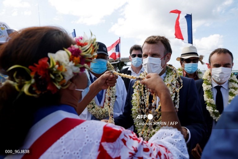 Tặng vòng hoa đeo cổ là nghi thức chào đón phổ biến ở các quần đảo Thái Bình Dương. Tổng thống Pháp Emmanuel Macron luôn nhận vòng hoa trong suốt các chuyến thăm những hòn đảo thuộc Polynesia thuộc Pháp. Ảnh: AFP
