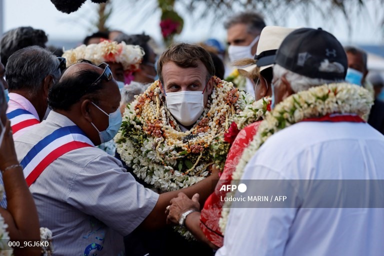 Ông Emmanuel Macron khi đến đảo san hô Manihi, thuộc quần đảo Tuamotu, lãnh thổ Polynesia thuộc Pháp ngày 26.7. Ảnh: AFP